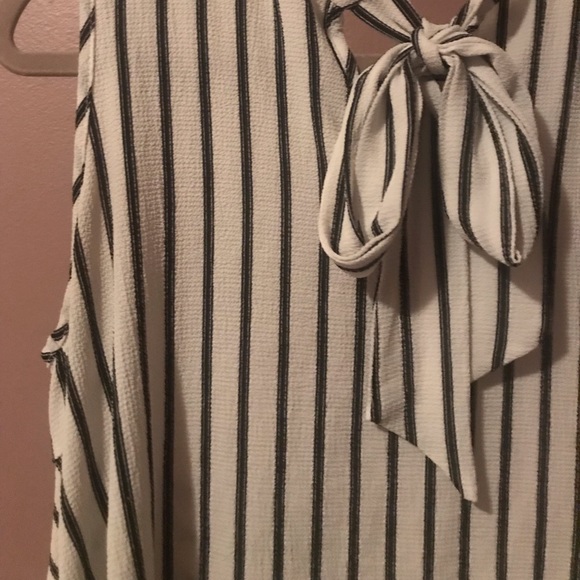 White / Black Sleeveless Blouse - Picture 2 of 4